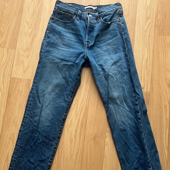 Levis Wedgie Straight Size 26
New- worn once
Retails $135 - Picture 1 of 3